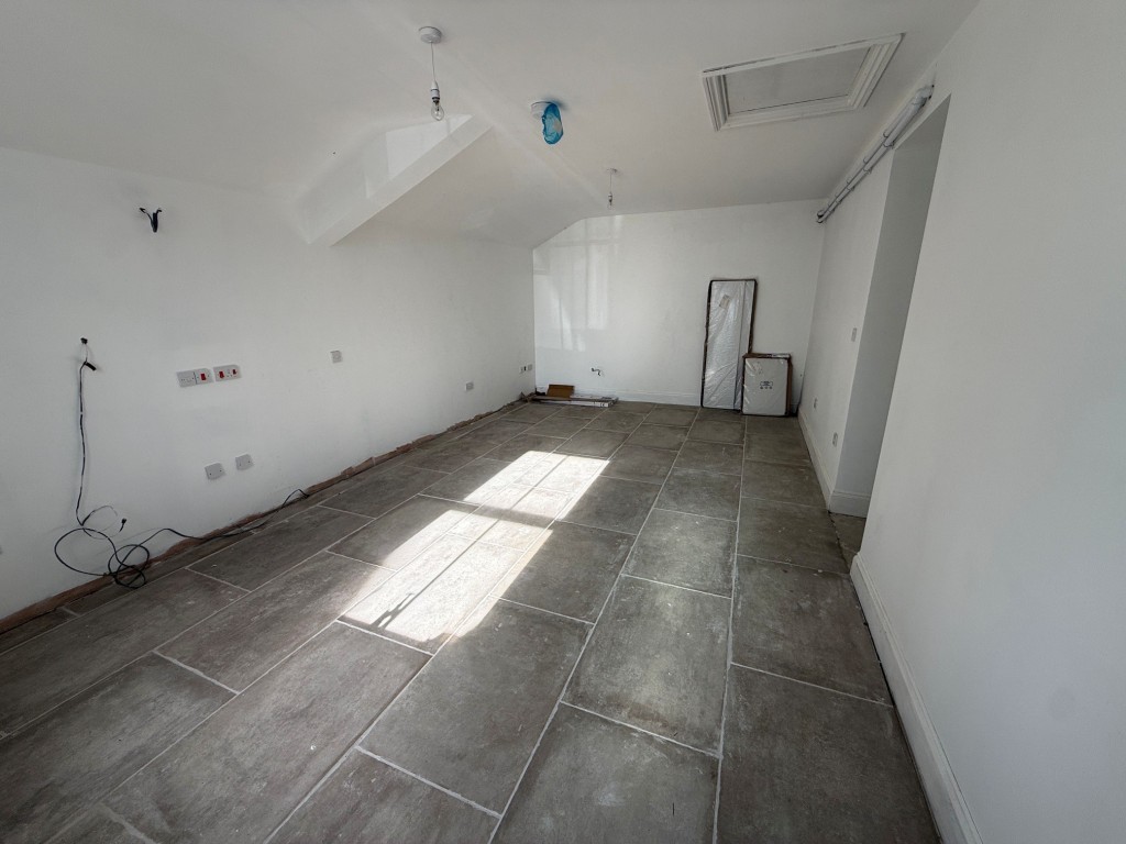 Lot: 172 - DETACHED HOUSE WITH STUNNING VIEWS - Kitchen and dining room